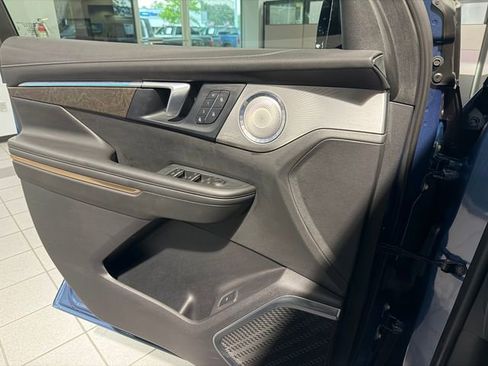 Used 2025 Buick Enclave Avenir FWD image 27
