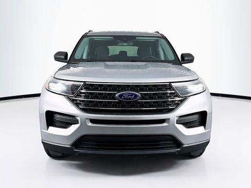 Used 2022 Ford Explorer XLT image 2