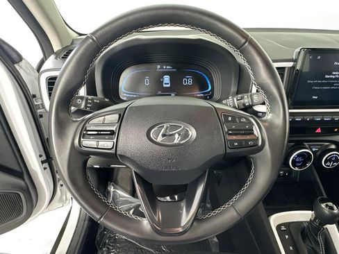 Used 2023 Hyundai Venue Limited image 11