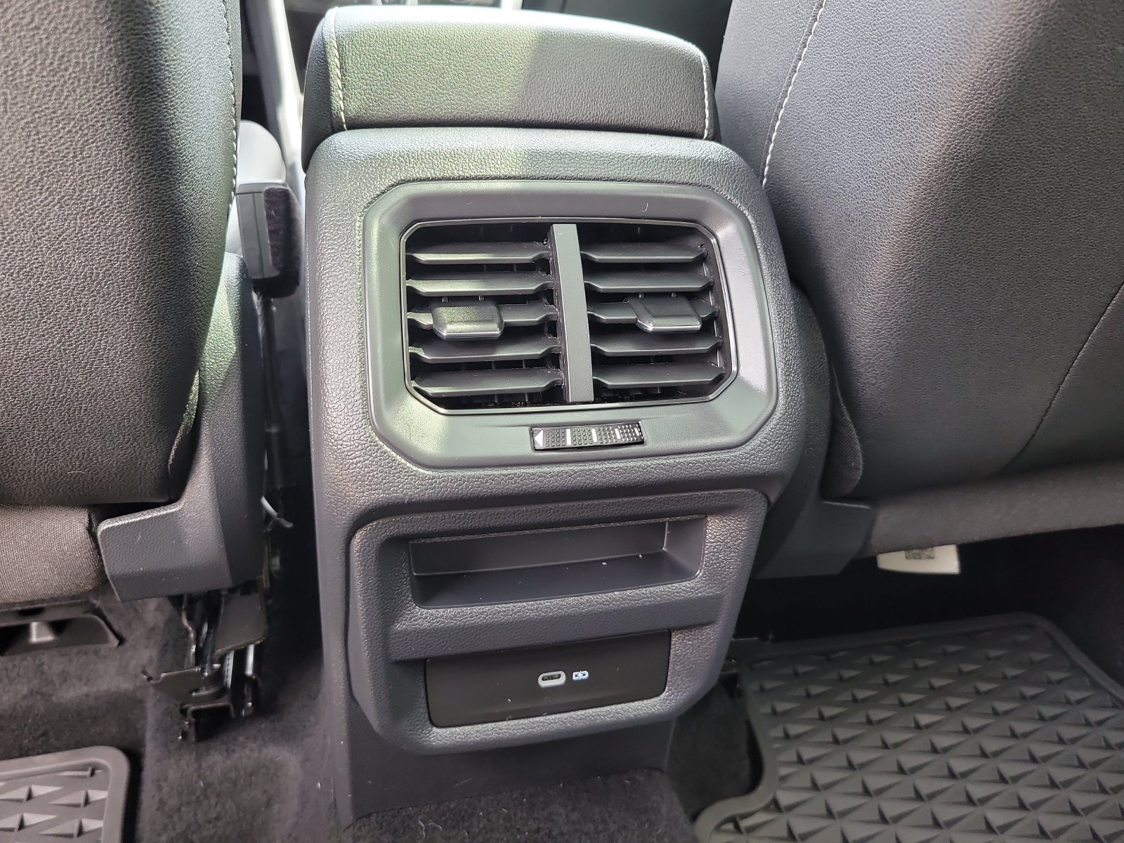 Used 2023 Volkswagen Taos SE w/ Panoramic Sunroof Package FWD image 11