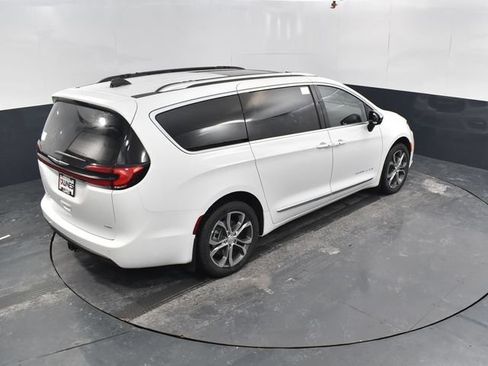 New 2026 Chrysler Pacifica Pinnacle w/ Trailer Tow Group AWD/4WD image 47