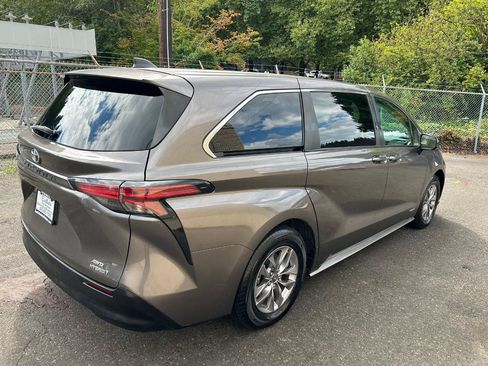Used 2021 Toyota Sienna LE AWD/4WD image 5