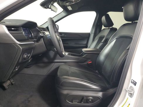 Used 2025 Jeep Grand Cherokee Altitude image 11