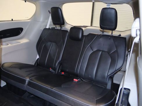 Used 2018 Chrysler Pacifica Limited FWD image 16