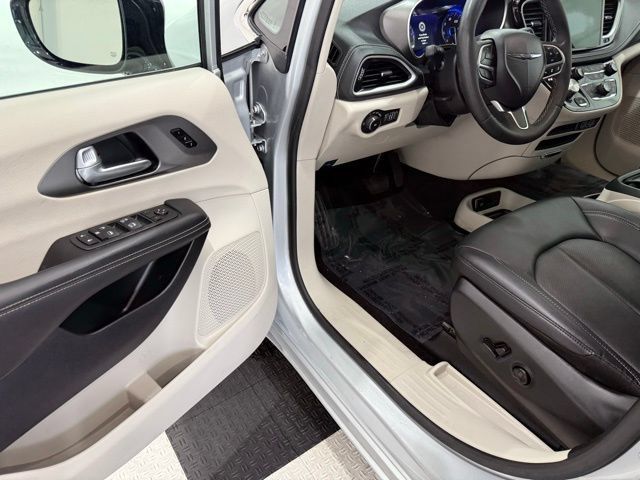 Used 2024 Chrysler Pacifica Touring-L AWD/4WD image 35