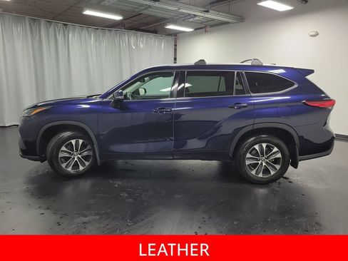 Used 2022 Toyota Highlander XLE AWD/4WD image 5