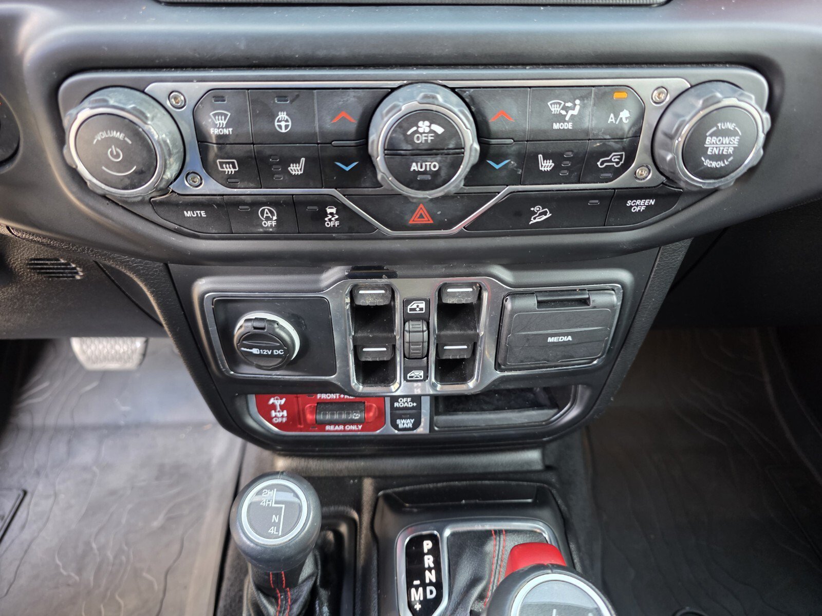 Used 2021 Jeep Wrangler Unlimited Rubicon w/ Cold Weather Group AWD/4WD image 24