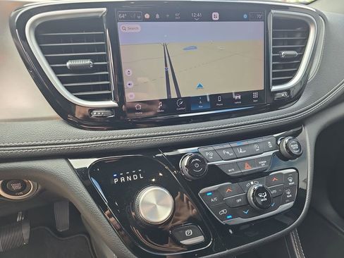 Used 2022 Chrysler Pacifica Limited w/ S Appearance Package FWD image 23