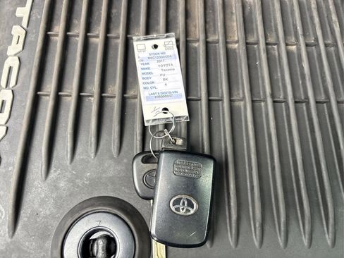 Used 2017 Toyota Tacoma Limited image 40