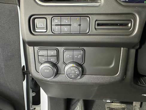 Used 2024 GMC Yukon SLT w/ SLT Luxury Package image 15