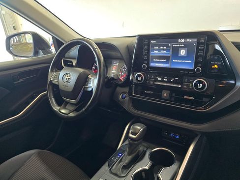 Used 2022 Toyota Highlander LE AWD/4WD image 32