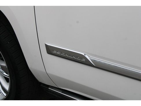Used 2018 Cadillac Escalade Platinum AWD/4WD image 32
