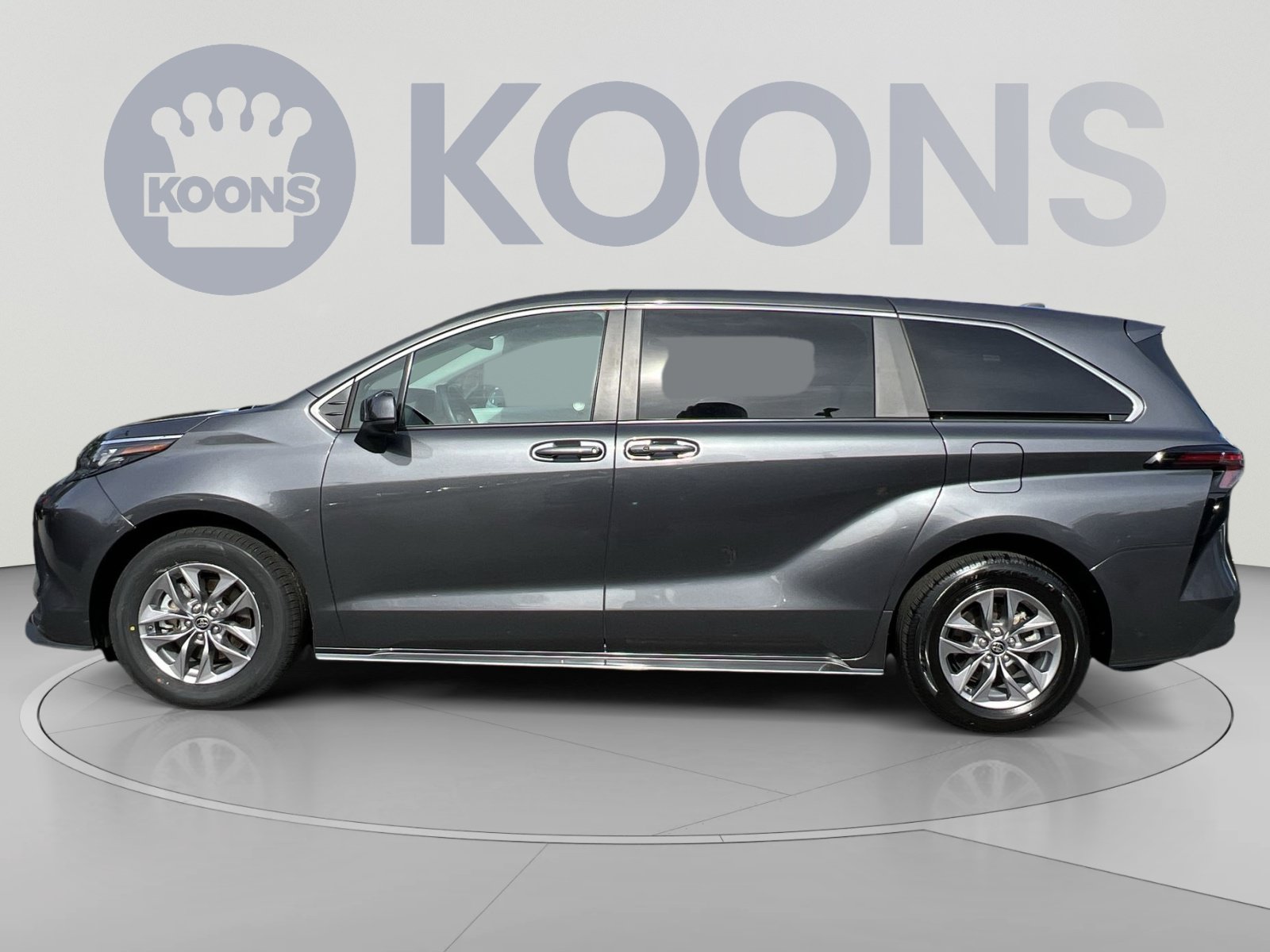Used 2025 Toyota Sienna LE FWD image 2