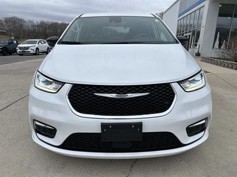 Used 2024 Chrysler Pacifica Touring-L image 9