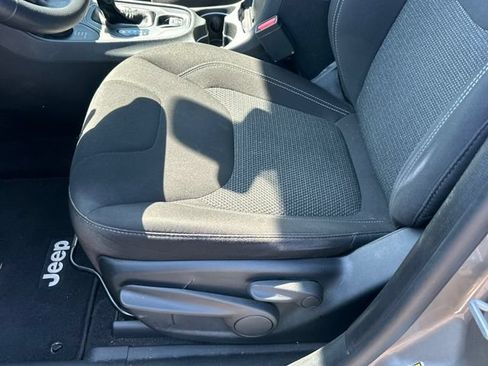 Used 2019 Jeep Cherokee Latitude w/ Popular Appearance Group AWD/4WD image 12