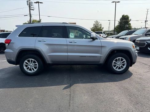Used 2019 Jeep Grand Cherokee Laredo AWD/4WD image 11