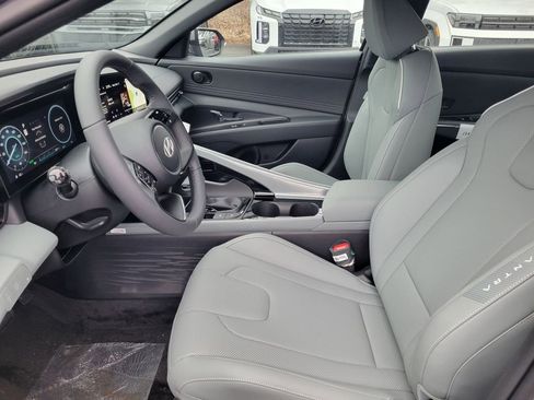 New 2025 Hyundai Elantra Limited image 16