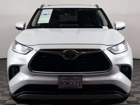 Used 2023 Toyota Highlander Platinum FWD image 2
