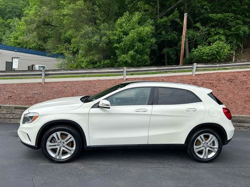 Used 2017 Mercedes-Benz GLA 250 4MATIC w/ Premium Package image 2