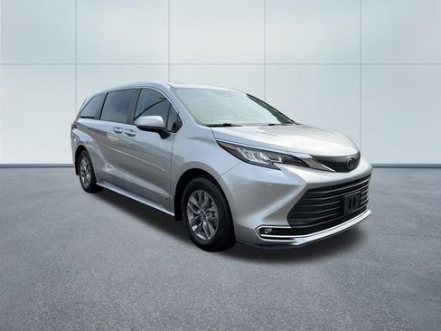 Used 2021 Toyota Sienna XLE FWD image 4