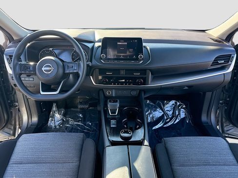 Used 2023 Nissan Rogue SV image 3