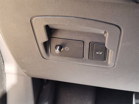 Used 2025 Land Rover Range Rover Velar Dynamic SE image 24