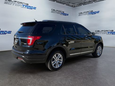 Used 2018 Ford Explorer XLT w/ Equipment Group 201A image 5