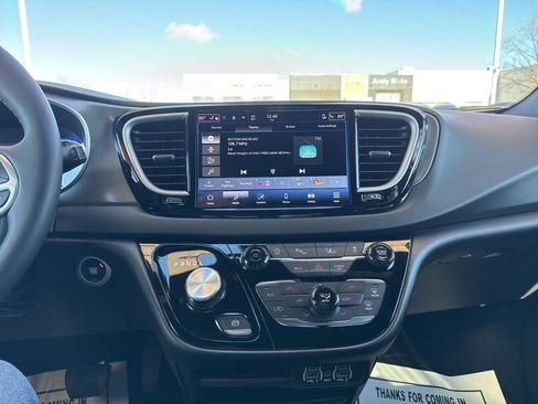 Used 2025 Chrysler Pacifica Select image 16