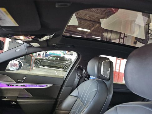 Used 2023 BMW 740i w/ Parking Assistance Package RWD image 10