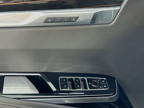 Used 2025 Cadillac Escalade ESV Premium Luxury image 18