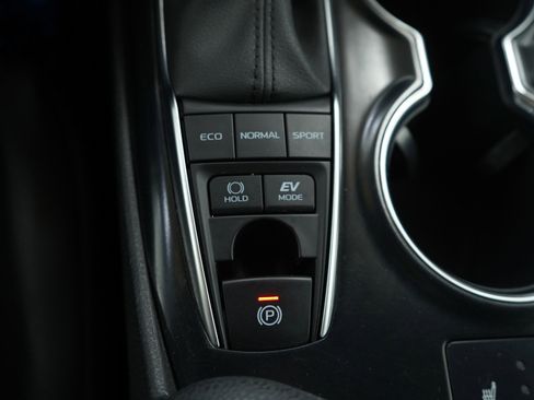 Used 2020 Toyota Camry XLE image 23