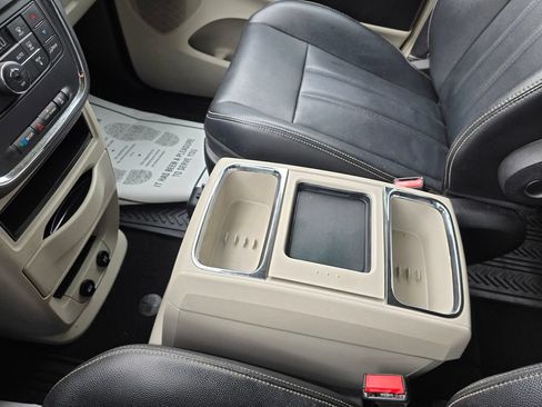 Used 2014 Chrysler Town & Country Touring FWD image 24