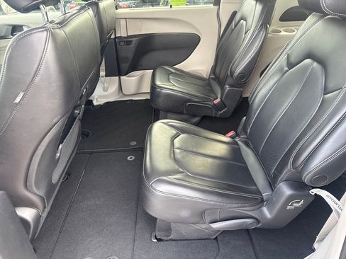 Used 2023 Chrysler Pacifica Touring-L FWD image 27