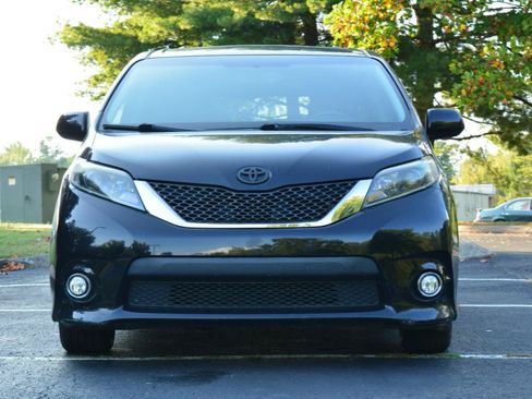 Used 2015 Toyota Sienna SE FWD image 2