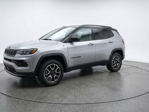 Used 2025 Jeep Compass Trailhawk image 3
