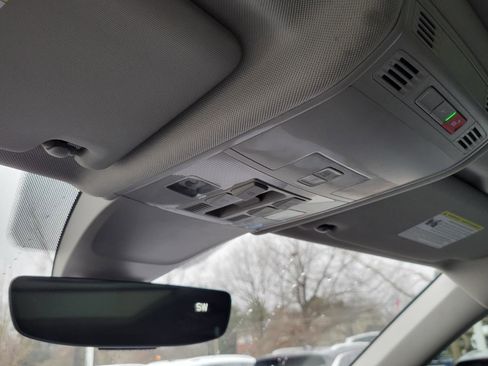 Used 2022 Volkswagen Tiguan SE w/ Panoramic Sunroof Package image 28