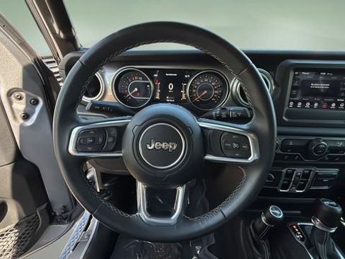 Used 2018 Jeep Wrangler Unlimited Sahara AWD/4WD image 11