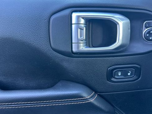 Used 2022 Jeep Gladiator Overland image 11