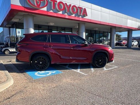Used 2024 Toyota Highlander XSE image 6