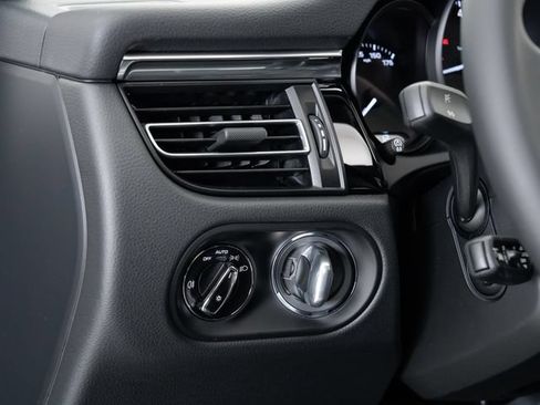 Certified 2025 Porsche Macan AWD/4WD image 12