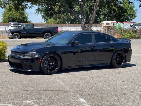 Used 2017 Dodge Charger R/T image 2