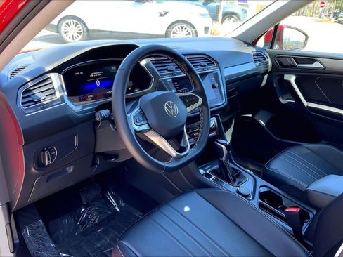 Used 2024 Volkswagen Tiguan SE w/ Panoramic Sunroof Package AWD/4WD image 17