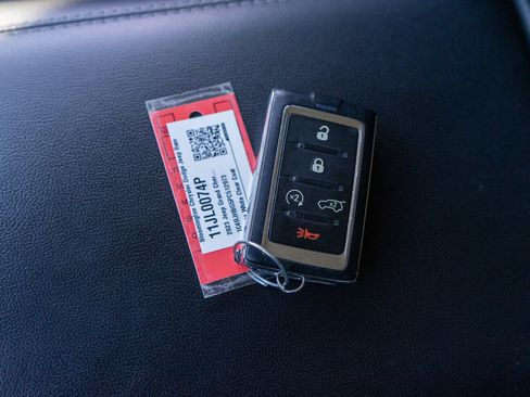 Used 2023 Jeep Grand Cherokee Limited w/ Black Appearance Package AWD/4WD image 32