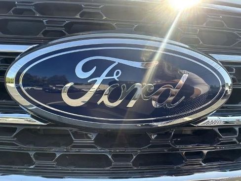 Used 2023 Ford Explorer XLT image 32