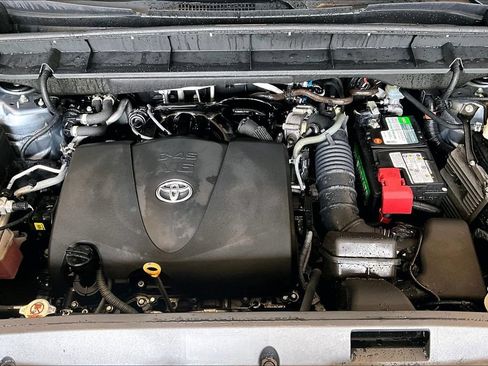 Used 2022 Toyota Highlander XLE AWD/4WD image 10
