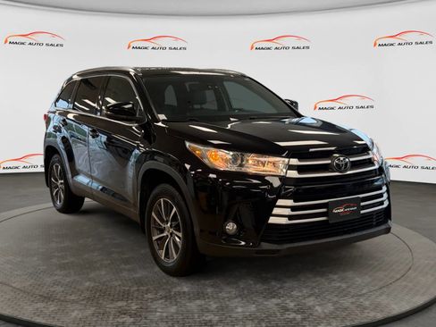 Used 2019 Toyota Highlander XLE AWD/4WD image 5