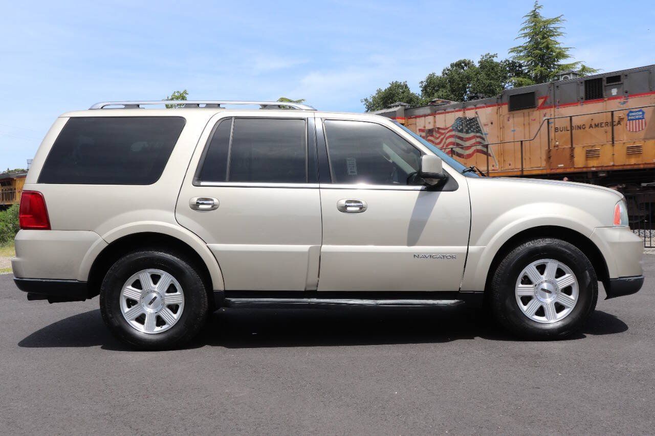 Used 2006 Lincoln Navigator Luxury RWD image 10