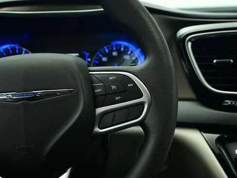 Used 2018 Chrysler Pacifica Touring Plus image 11