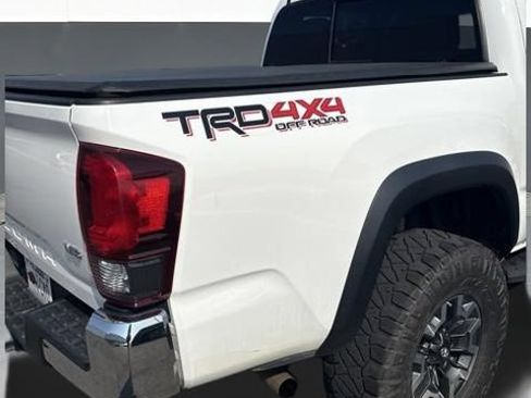 Used 2018 Toyota Tacoma TRD Off-Road AWD/4WD image 19