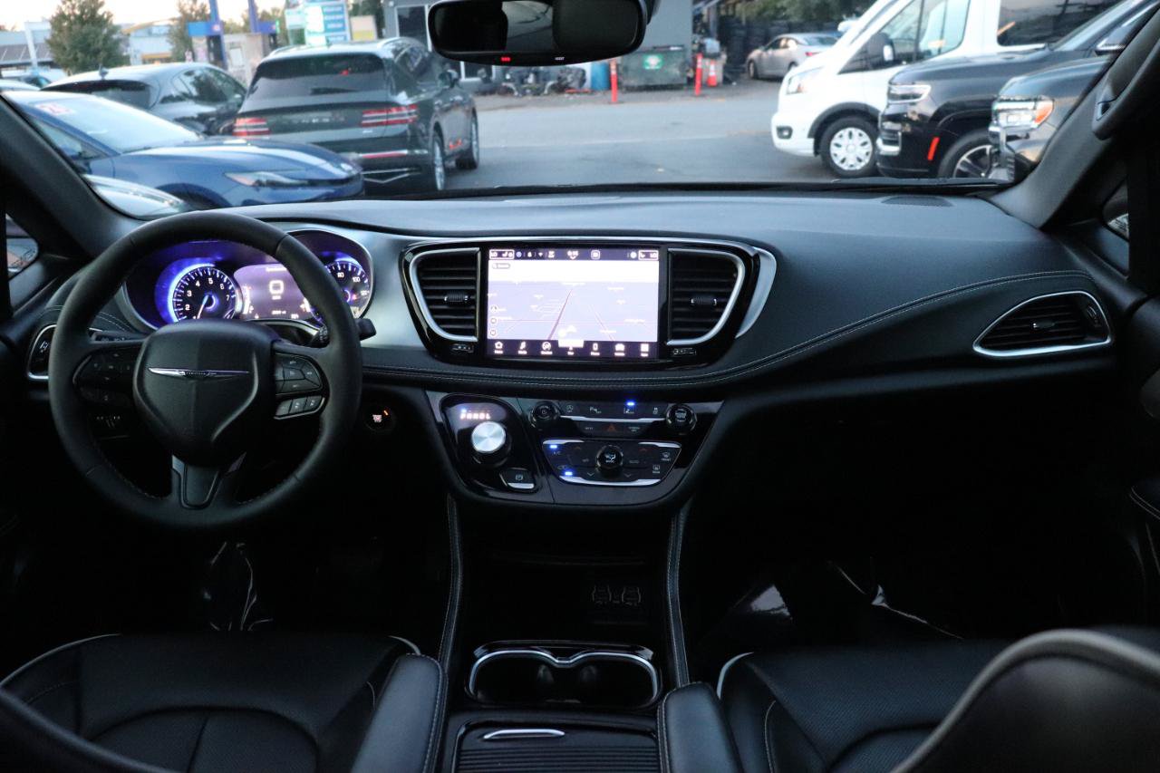 Used 2025 Chrysler Pacifica Limited FWD image 18
